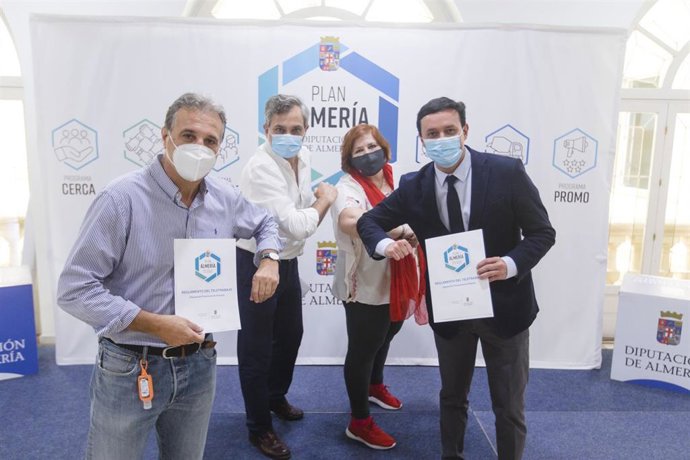 El presidente, Javier A. García, y Ángel Escobar con los representantes de CSIF y CCOO