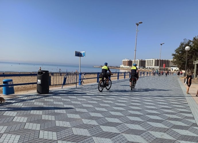 Agentes en bicicleta en El Postitguet.