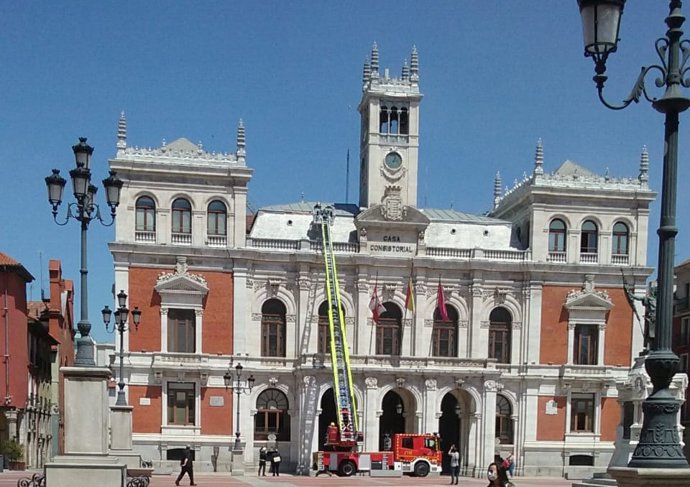 Los Bomberos trabajan en una reparación en la fachada del Ayuntamiento.