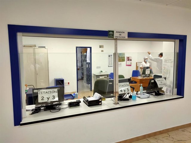 Mamparas de protección instaladas en el Area de Admisión de Oncología en el Hospital de Jaén.