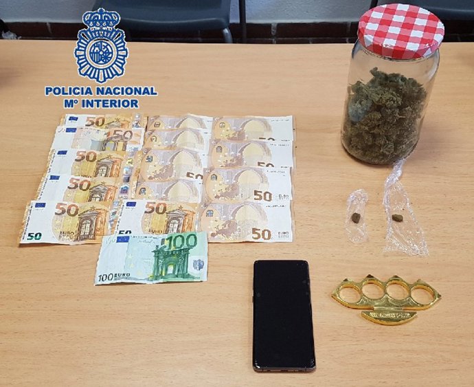Efectos intervenidos en un operativo policial en Fuengirola
