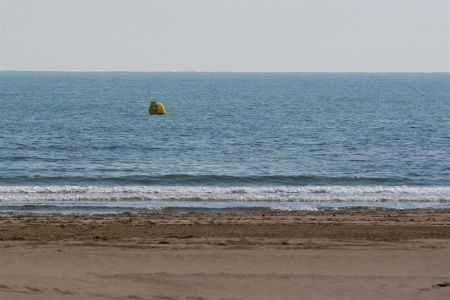 Vista general de una playa en una imagen de archivo