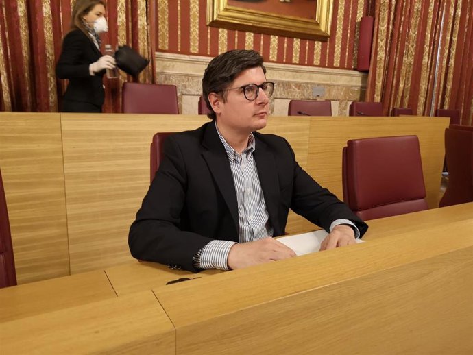 El portavoz de Ciudadanos (Cs) en el Ayuntamiento de Sevilla, Álvaro Pimentel, durante un pleno municipal