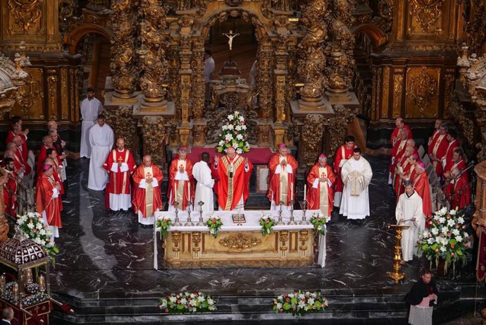 El arzobispo de Santiago de Compostela, Julián Barrio, celebra la misa de la Ofrenda en la iglesia de San Martín Pinario en 2019