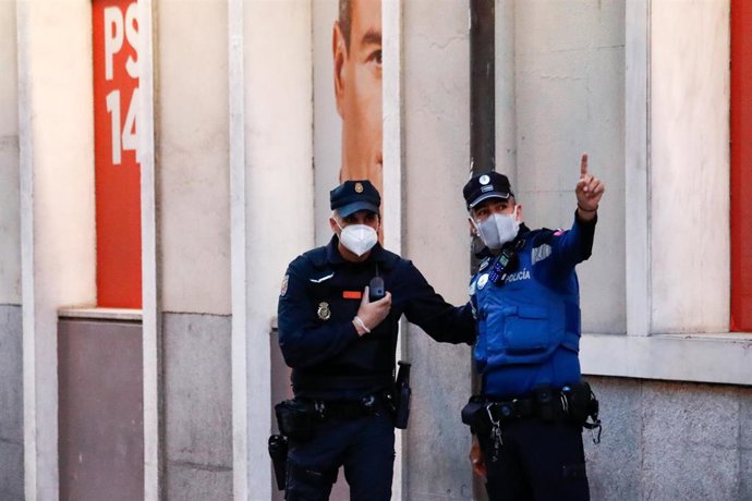 Un Policía Municipal hace indicaciones a un Policía Nacional 
