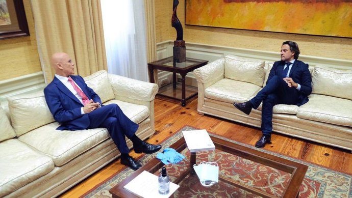 El Diputado del Común, Rafael Yanes, y el presidente del Parlamento, Gustavo Matos, departen en la Cámara antes de la entrega del informe anual