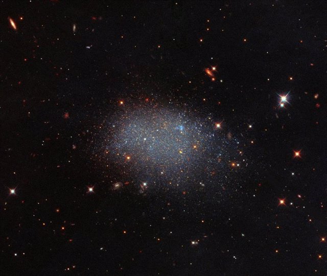 Galaxia KK 246 en el espacio vacío
