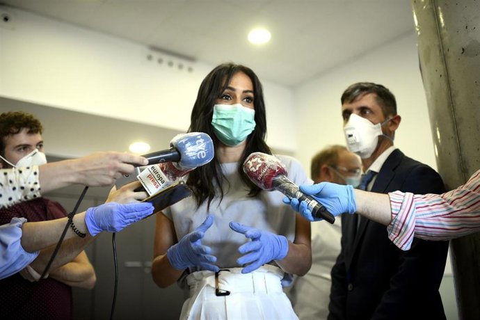La vicealcaldesa de Madrid, Begoña Villacís, ofrece declaraciones a los medios de comunicación tras su visita el Instituto de Investigación del Hospital Universitario La Paz