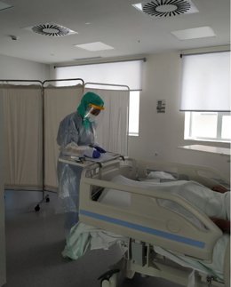 Una profesional sanitaria en el Hospital atiende a un paciente