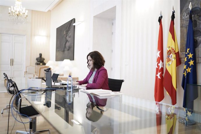 La presidenta de la Comunidad de Madrid, Isabel Díaz Ayuso, durante la reunión por videoconferencia mantenida hoy con los presidentes en Europa y España de la compañía Microsoft. En Madrid (España), a 22 de mayo de 2020.