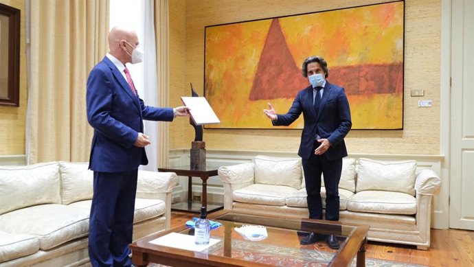 El Diputado del Común, Rafael Yanes, entrega el informe anual de 2019 al presidente del Parlamento de Canarias, Gustavo Matos