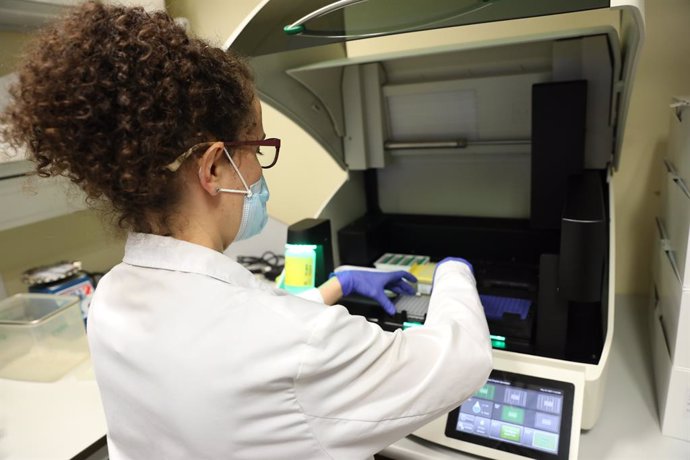 Una biloga treballa amb un PCR digital. A Madrid (Espanya), a 20 de maig de 2020 (arxiu)