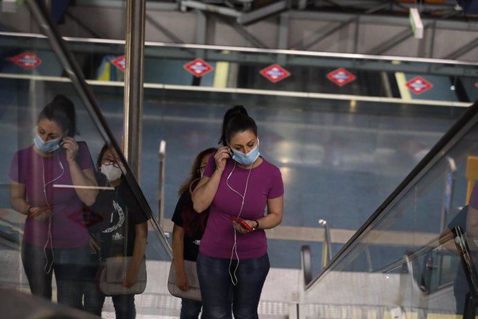 Una mujer protegida con mascarilla hace uso del Metro de Madrid, el mismo día de la presentación de una cámara térmica con la que se controlará la temperatura de los trabajadores del Puesto de Mando de Metro. En Madrid (España), a 22 de mayo de 2020.