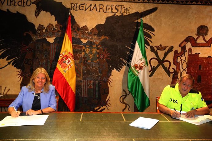La alcaldesa de Marbella, Ángeles Muñoz, firma un convenio de colaboración con el responsable la Asociación DYA en la provincia, Joaquín Mejías