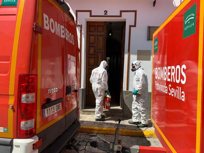 Bomberos de la provincia de Sevilla desinfectan residencias de mayores de varias localidades desde el pasado día 23 de marzo.
