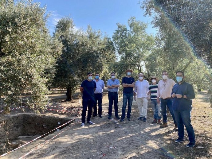 Álvarez (Dcha.) Vistia El Yacimiento Arqueológico Donde Se Ha Intervenido