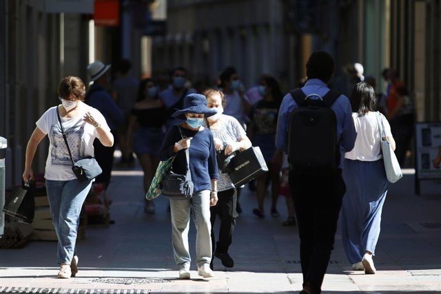 Personas hacen uso de las mascarillas frente al virus COVID-19 donde en el día de hoy son obligatorias llevarlas en espacios públicos en Málaga a 21 de mayo 2020