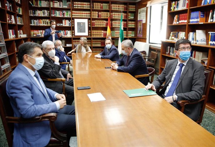 El vicepresidente de la Junta y consejero de Turismo, Regeneración, Justicia y Administración Local, Juan Marín, se reúne con el presidente del Tribunal Superior de Justicia de Andalucía (TSJA), Lorenzo del Río, y otras autoridades judiciales.