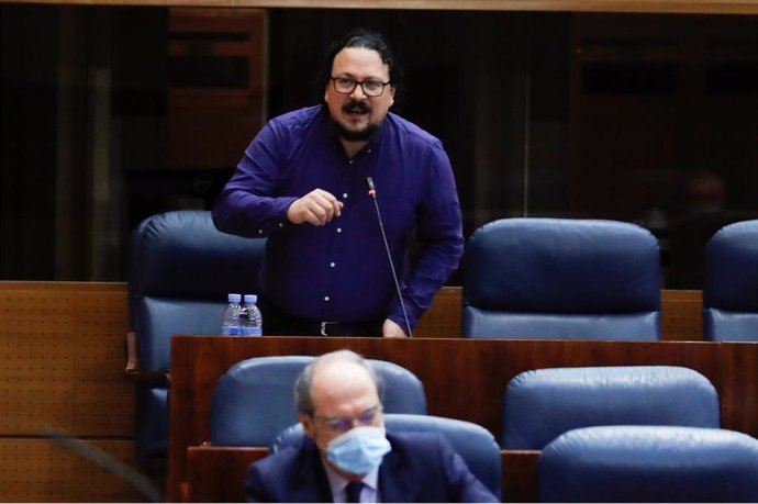 El portavoz de Unidas Podemos, Jacinto Morano, durante su intervención en el pleno celebrado este jueves en la Asamblea de Madrid