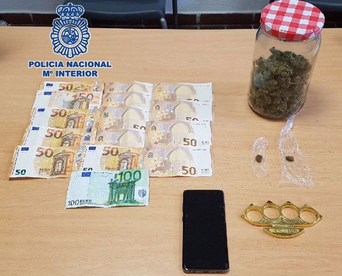 Efectos intervenidos por la Policía Nacional en un punto de venta de droga de Fuengirola