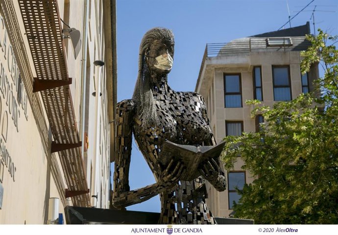 Gandia coloca mascarillas  a las estatuas  para concienciar ante la COVID-19 