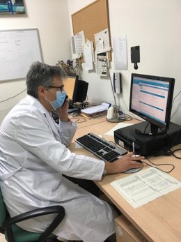 En la imagen, el jefe del Servicio de Oftalmologia del Macarena, doctor Enrique de la Rua, atiende una de las consultas telefónicas