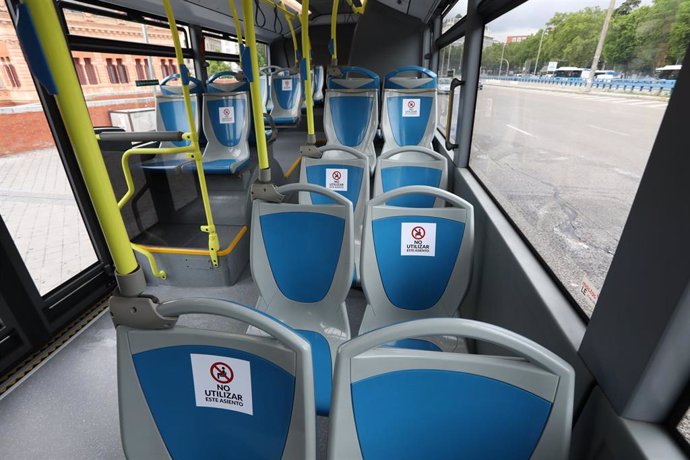 Asientos de uno de los autobuses de la Empresa Municipal de Transportes (EMT) con señalización para mantener la distancia social ante el coronavirus.