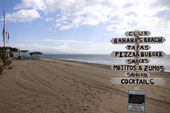 Vistas del paseo marítimo de La Carihuela en Torremolinos, donde chiringuitos y establecimientos de restauración permanecen cerrados a la espera de la siguiente Fase 1 decretada por el gobierno español