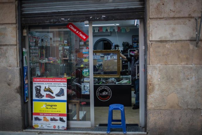 Establecimiento de arreglos y zapatería abierto durante la fase 0 de la desescalada en el país donde las salidas para realizar deporte o pasear para adultos están permitidos en distintas franjas horarias debido a la crisis del Covid-19. En Barcelona, Ca