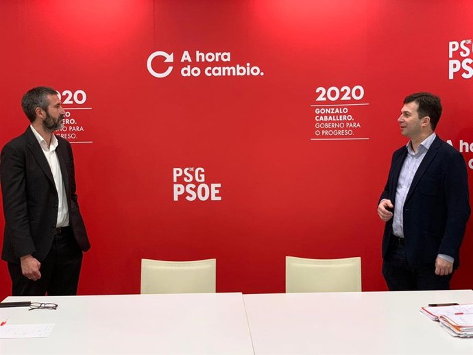 El presidente de la Fegamp, Alberto Varela, a la izquierda, junto al secretario xeral del PSdeG, Gonzalo Caballero, a la derecha, en un encuentro este viernes 22 de mayo, durante la pandemia del coronavirus, guardando distancias de seguridad.