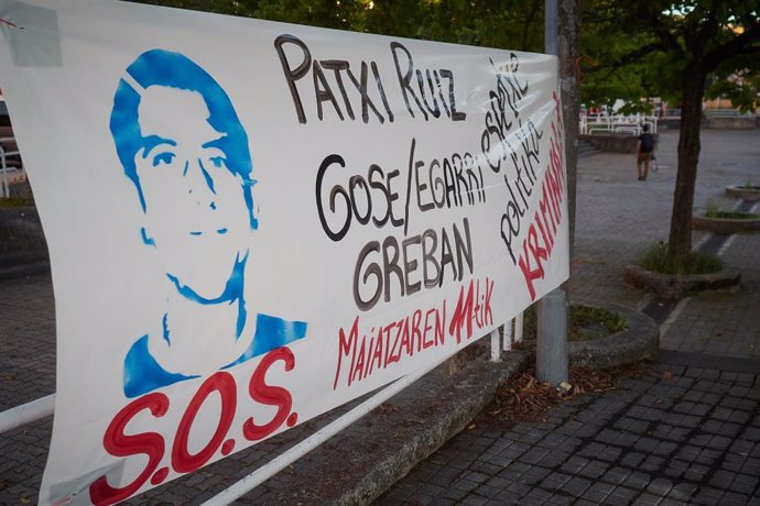 Detalle de una cartel colocado en Pamplona en apoyo al preso etarra Patxi Ruiz, en huelga de hambre durante la pandemia de coronavirus