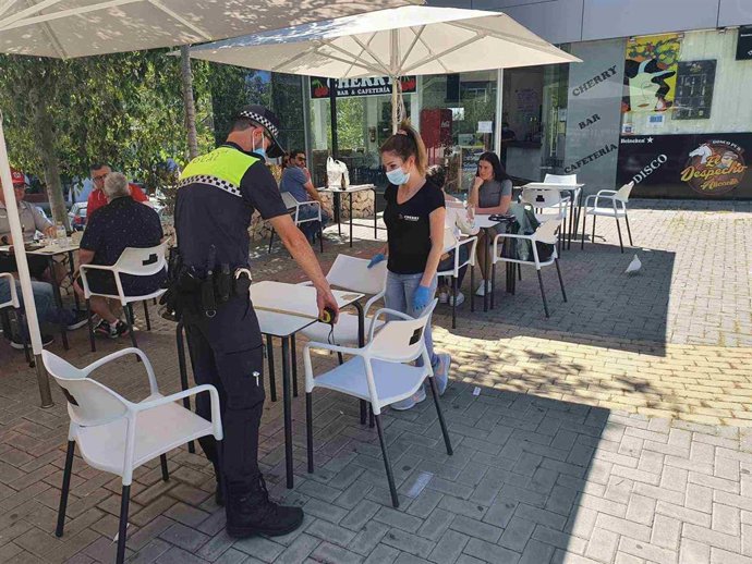 Un agente comprueba una terraza en Alicante.