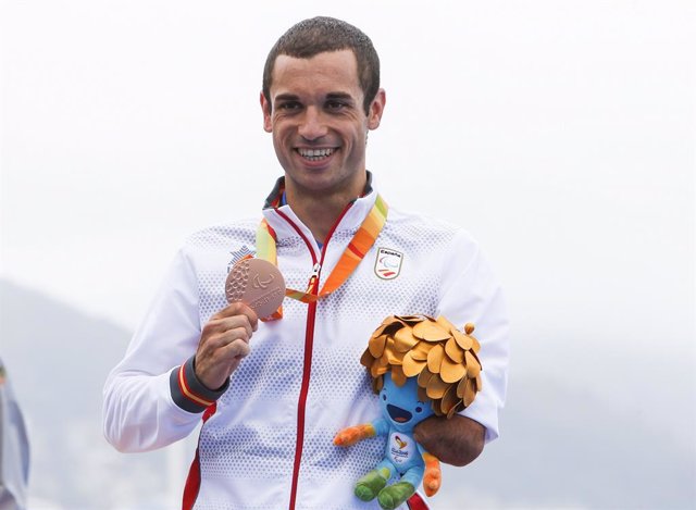 Jairo Ruiz con su medalla de bronce paralímpica de Rio 2016