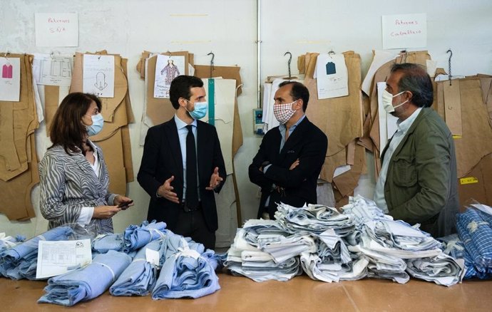 El líder del PP, Pablo Casado, visita una empresa textil en Villaconejos (Madrid)  junto a Angel Asensio, presidente de la Federación Española de las Empresas de la Confección (FEDECON) y Eduardo Zamacola, presidente de ACOTEX. Madrid, 22 mayo 2020.