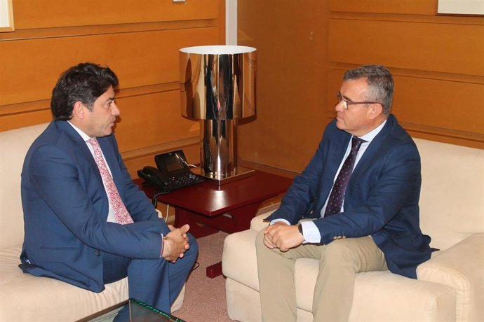 Imagen de archivo del consejero de Vivienda y Administración Local de la Comunidad de Madrid, David Pérez, y el presidente de la Federación de Municios de Madrid (FMM), Guillermo Hita. Archivo. 