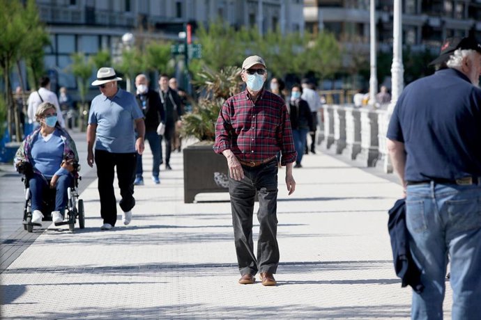 Varias personas pasean por en San Sebastián en el día en que el Gobierno permite salir a hacer deporte de forma individual y pasear con otra persona 