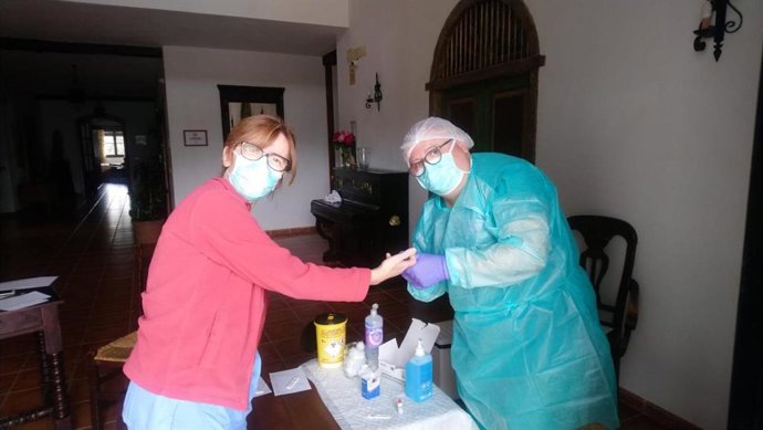 Imagen de una prueba de test rápido en una residencia de Huelva