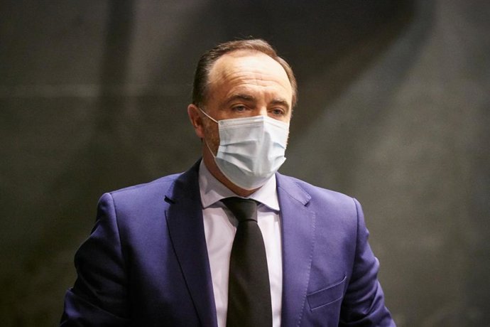 El portavozde Navarra Suma, Javier Esparza, a su llegada al pleno del Parlamento de Navarra donde se ha rechazado, con los votos en contra de PSN, Geroa Bai, EH Bildu, Podemos e I-E, una moción de Navarra Suma por la que se instaba al Gobierno foral a q