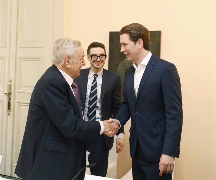 El canciller austriaco, Sebastian Kurz (derecha), saluda al inversor estadounidense George Soros (izquierda) durante una conferencia celebrada en Múnich (Archivo)