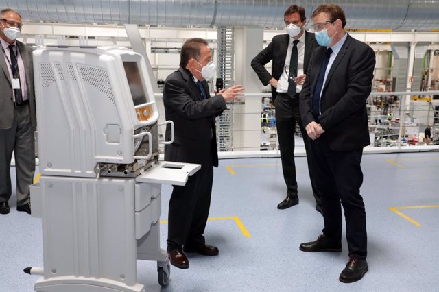 El president Ximo Puig visita a la planta de Power Electronics en Llíria