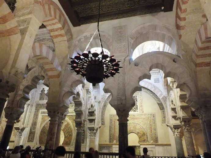 Iluminación en el interior de la Mezquita-Catedral de Córdoba.