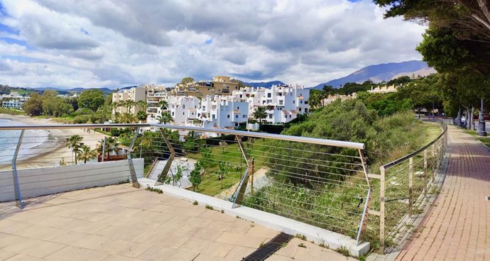El Ayuntamiento de Estepona (Málaga) informa de la conclusión del proyecto de mejora de la zona de playa del Cristo