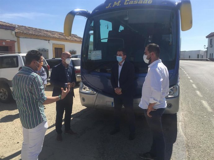 El delegado de Agricultura, Ganadería, Pesca y Desarrollo Sostenible, Álvaro Burgos, en su visita a la Oficina Comarcal Agraria (OCA) de La Palma del Condado.