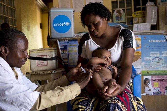 Un trabajador sanitario inyecta una vacuna a un niño de tres meses en República Democrática del Congo.