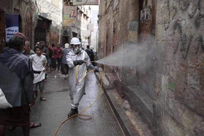 Trabajos de desinfección en la capital de Yemen, Saná, durante la pandemia de coronavirus