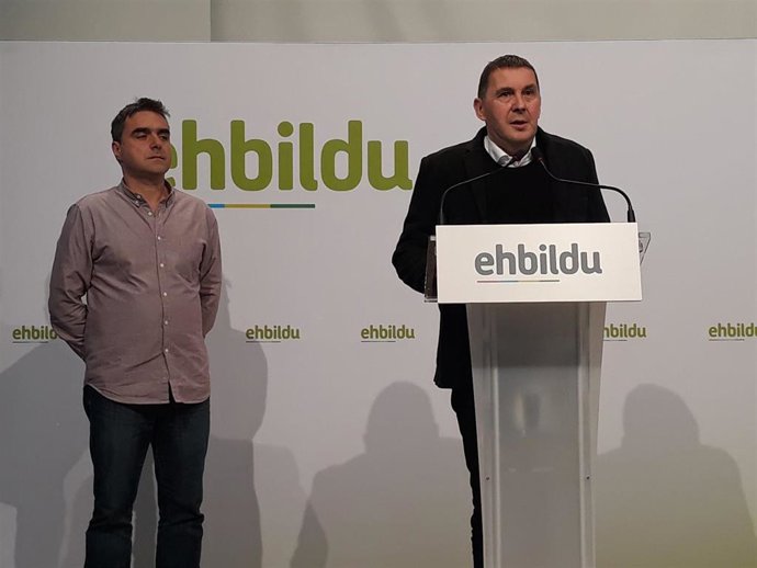 Los miembros de EH Bildu Mikel Otero y Arnaldo Otegi