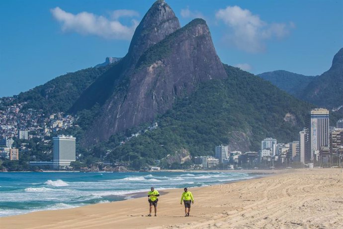 Guardias de seguridad en una playa de Río de Janeiro para hacer frente al coronavirus.