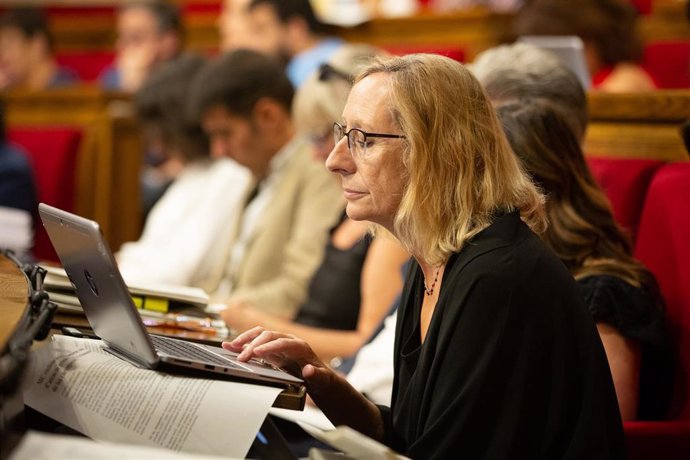 La diputada del PSC en el Parlament de Catalunya, Assumpta Escarp, mira su ordenador portatil durante una sesión del pleno, en una imagen de archivo. 