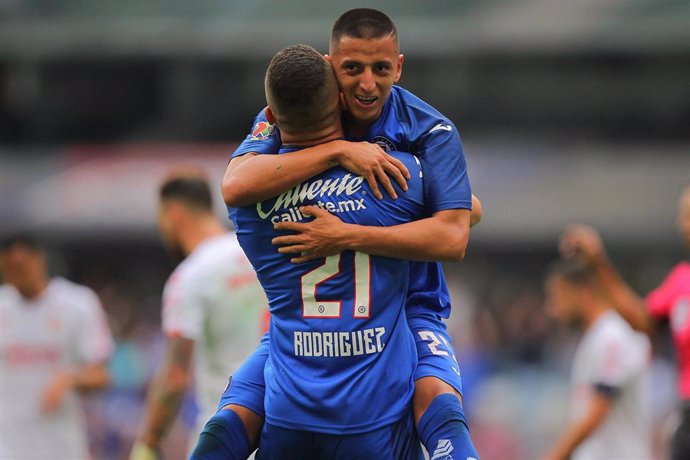 Roberto Alvarado, del Cruz Azul, celebra un gol con su compañero Jonathan Rodríguez en un partido contra el Tijuana