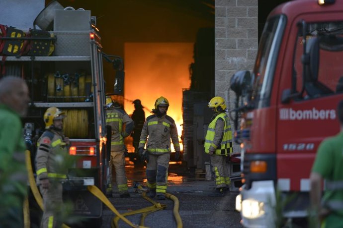 Incendio en la empresa de recogida y recuperación de residuos Auladell, en la avenida Frana de Sarri de Ter (Girona)